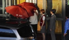 陈赫一家三口罕见同框 打伞防止妻女被偷拍