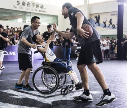 最幸福的助攻！汤普森深圳守护梦想的光亮
