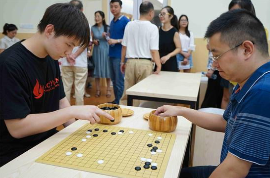 邱峻围棋工作室挂牌燎原双语，高端素拓课程蓄势待发