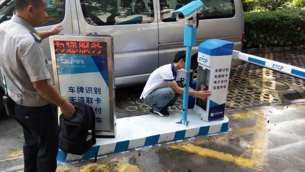 女收费员自制“收钱神器”笑哭司机  