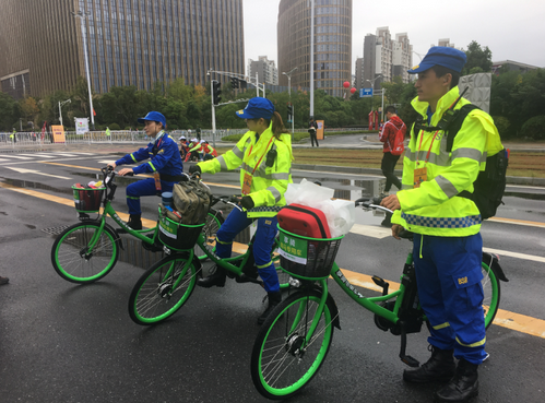 绿色身影保障南马 享骑践行电单车公益