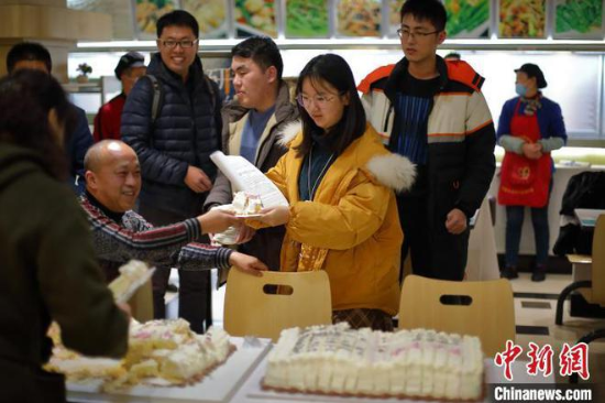 高校为考研学子派发定制蛋糕 把知识点吃进肚子
