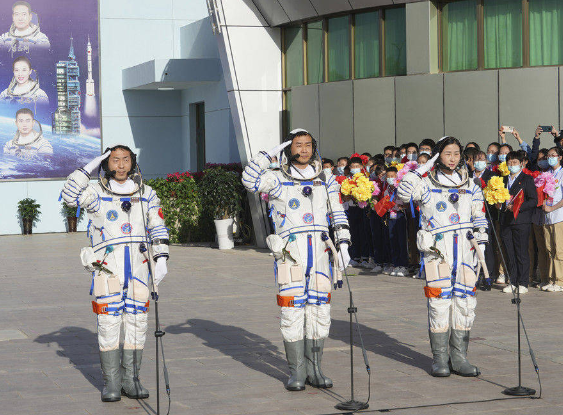 乘舟巡宇探天河——神舟十四号飞天纪实 